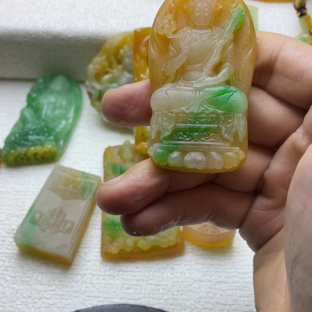 偏***…无非金属黄佳绿观音挂件一个