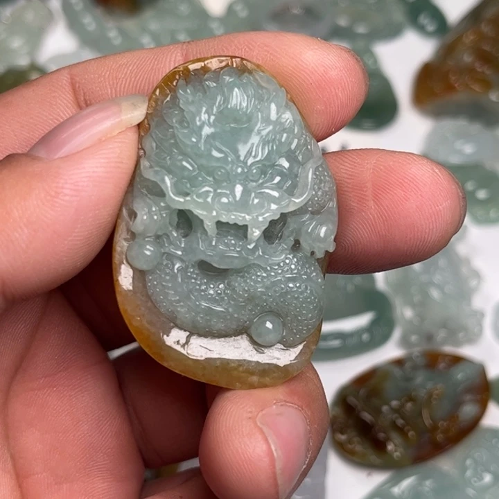 翡翠未镶嵌颈饰龙