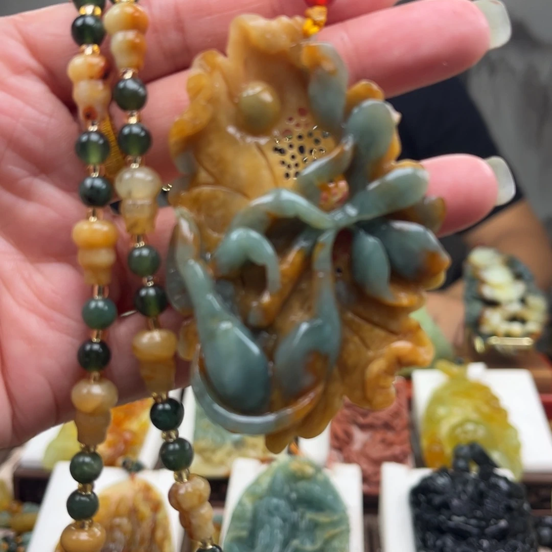 岫玉未镶嵌颈饰挂件