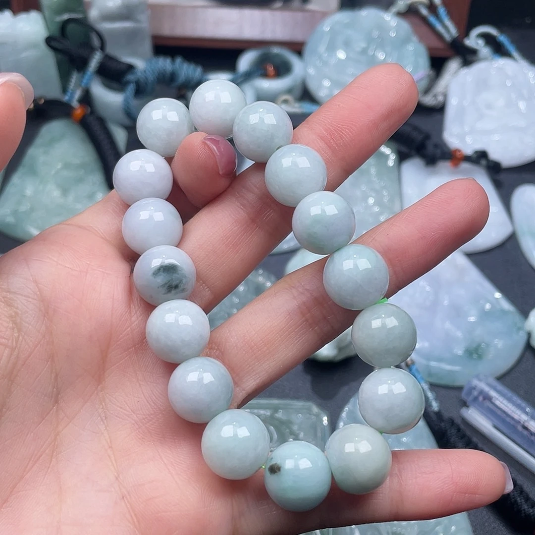 翡翠未镶嵌颈饰有裂