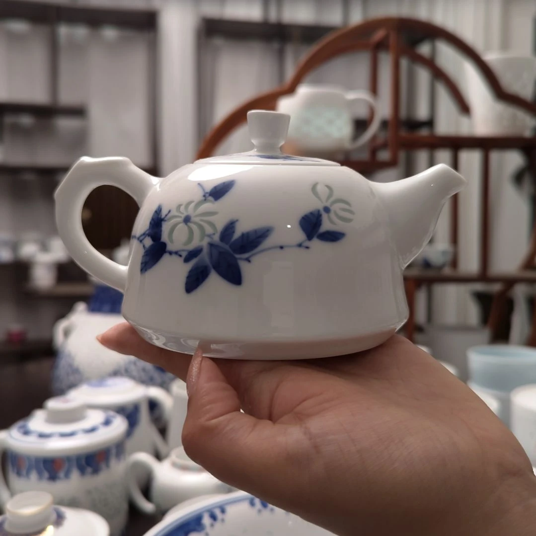 瓷手绘山丹丹茶壶一个