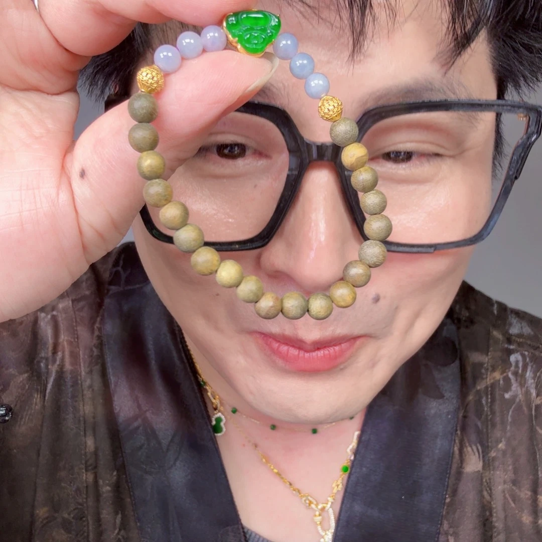 翡翠未镶嵌颈饰一件