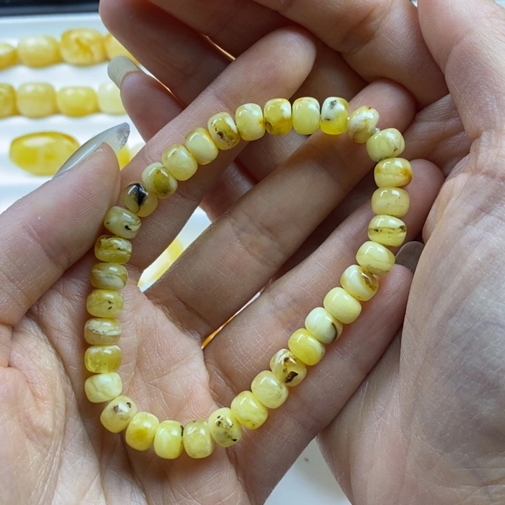 蜜蜡裸石未镶嵌番***糖尺寸7.5，瑕疵，颗颗坑
