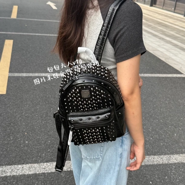 99新 MCM 小号黑色全皮铆钉双肩包