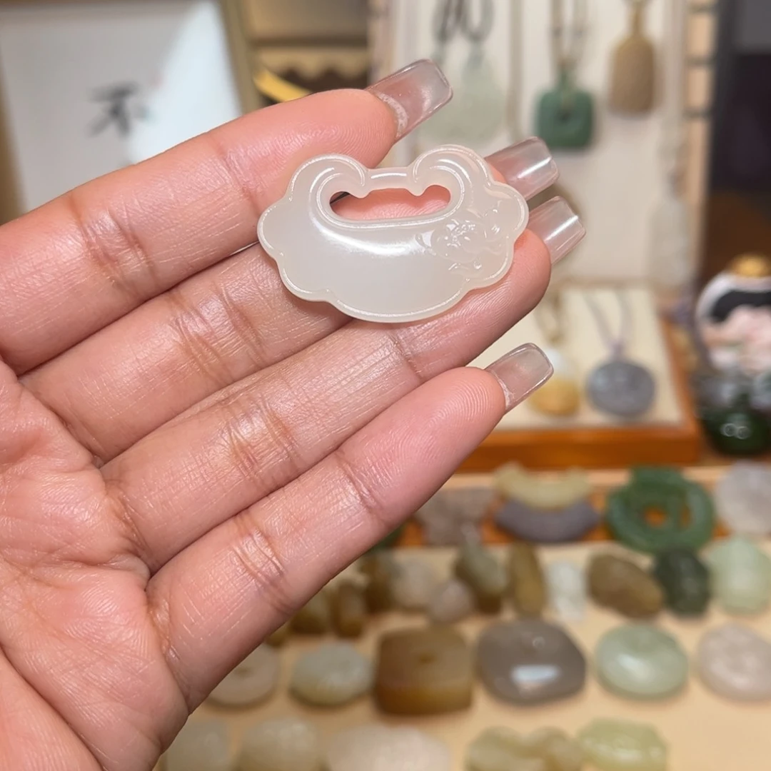 和田玉颈饰未镶嵌爱****铁