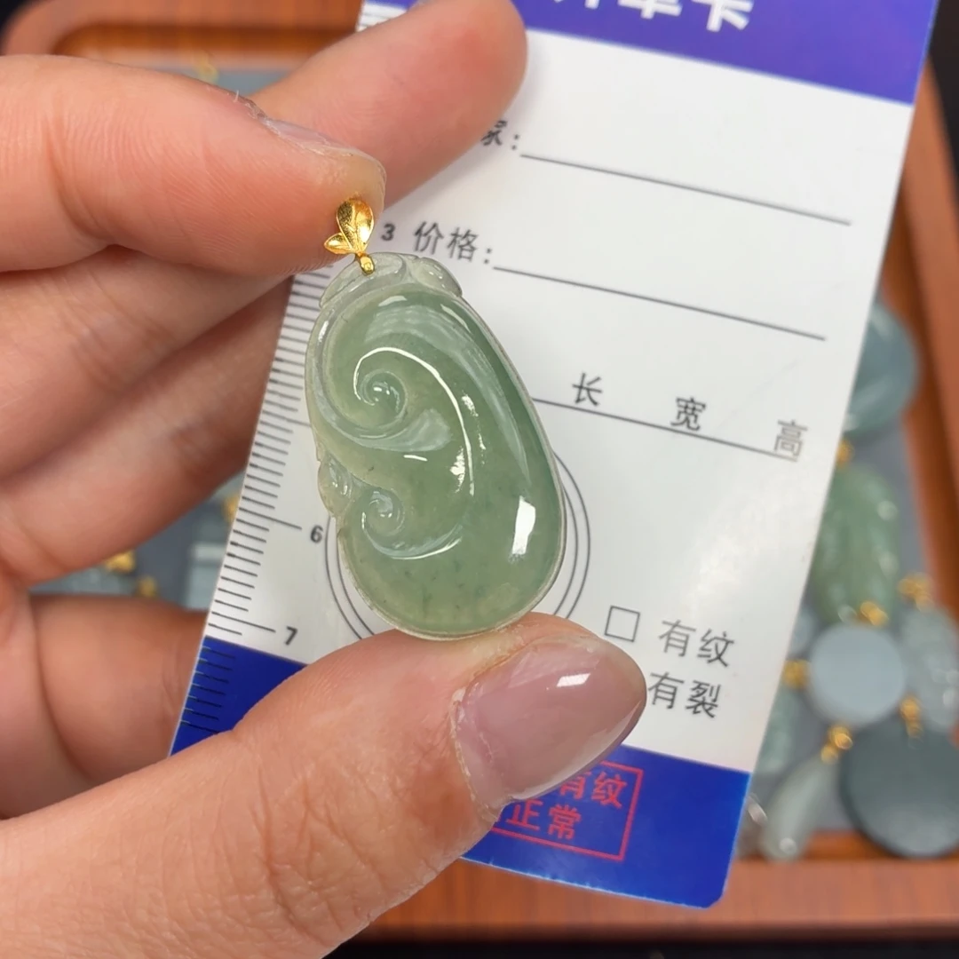 翡翠18K金镶嵌颈饰如意