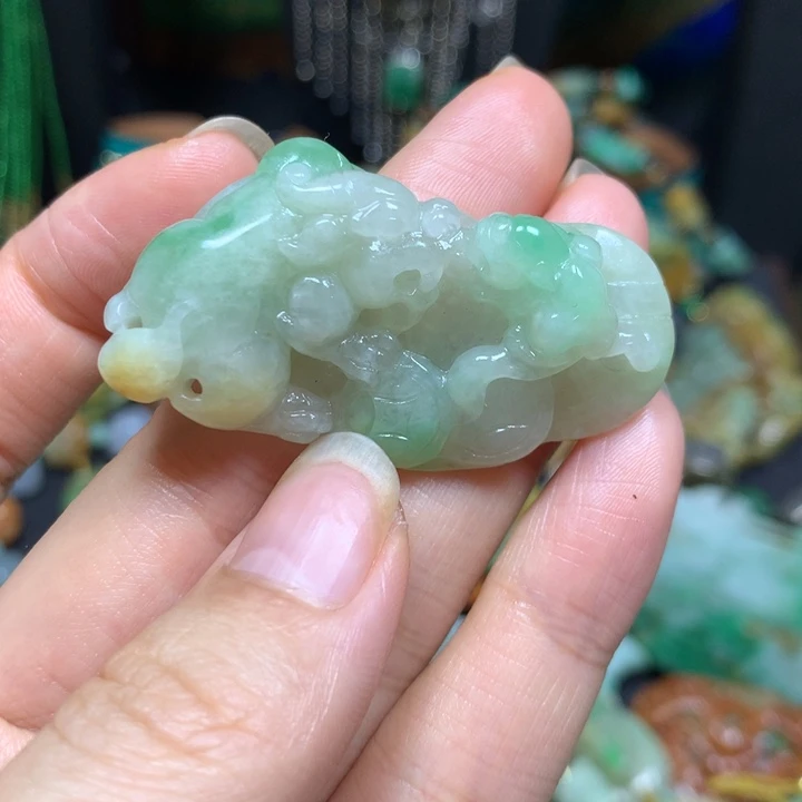 翡翠未镶嵌颈饰貔貅