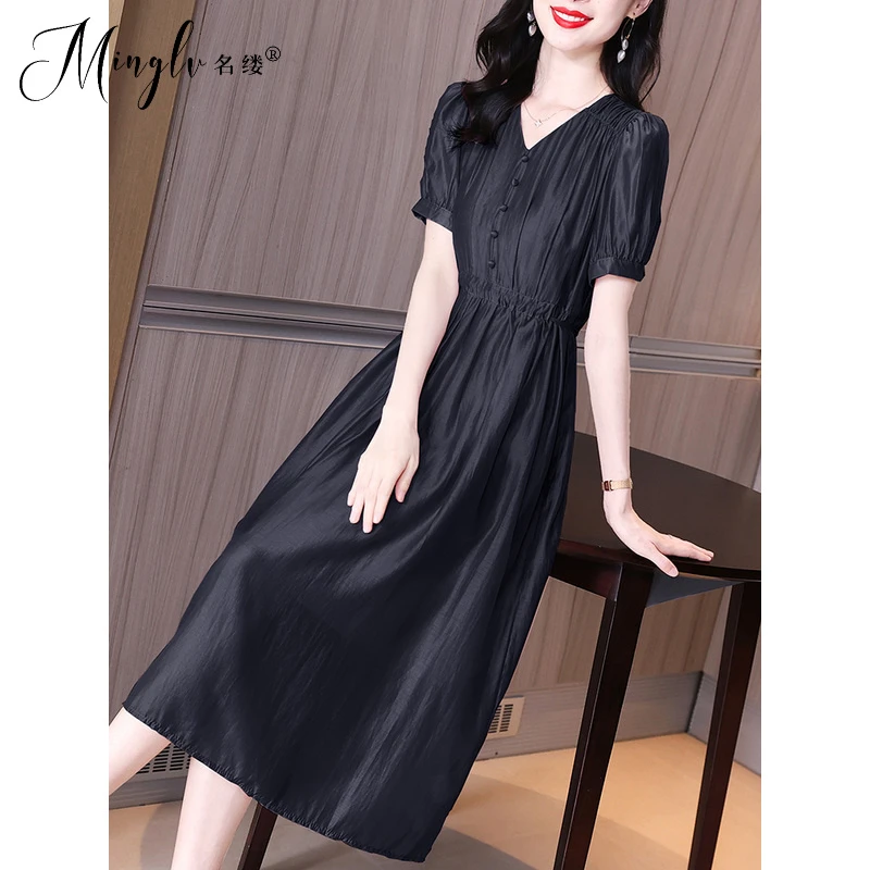 2025年季大方得体的穿搭赫本风高级感中长款黑色轻奢短袖连衣裙