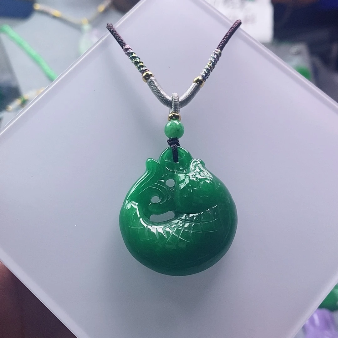 翡翠未镶嵌吊坠(赠链)