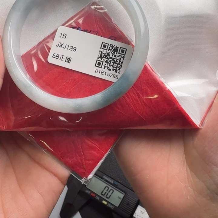 两***只翡翠未镶嵌手镯翡翠手镯