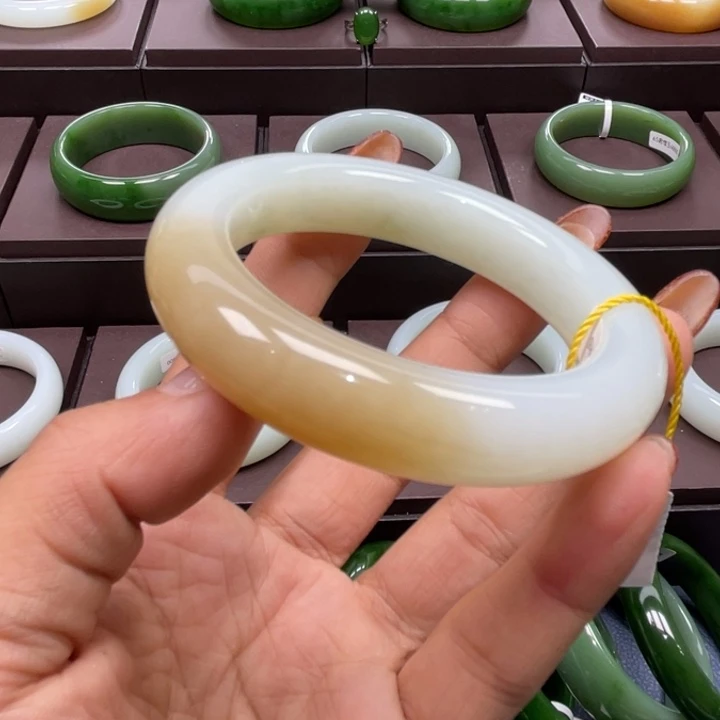 和田玉未镶嵌手镯