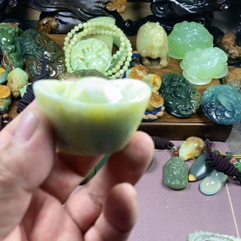 未镶嵌蛇纹石玉颈饰