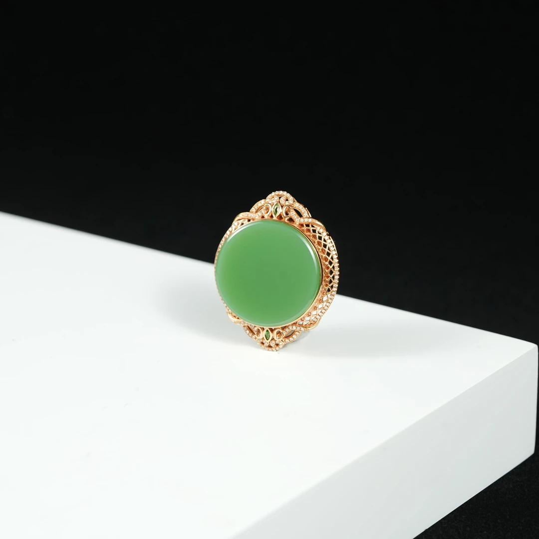 传世级 和田玉冰粉绿瓷粉高定手牌吊坠 18K金 38*31*11mm± 孤品