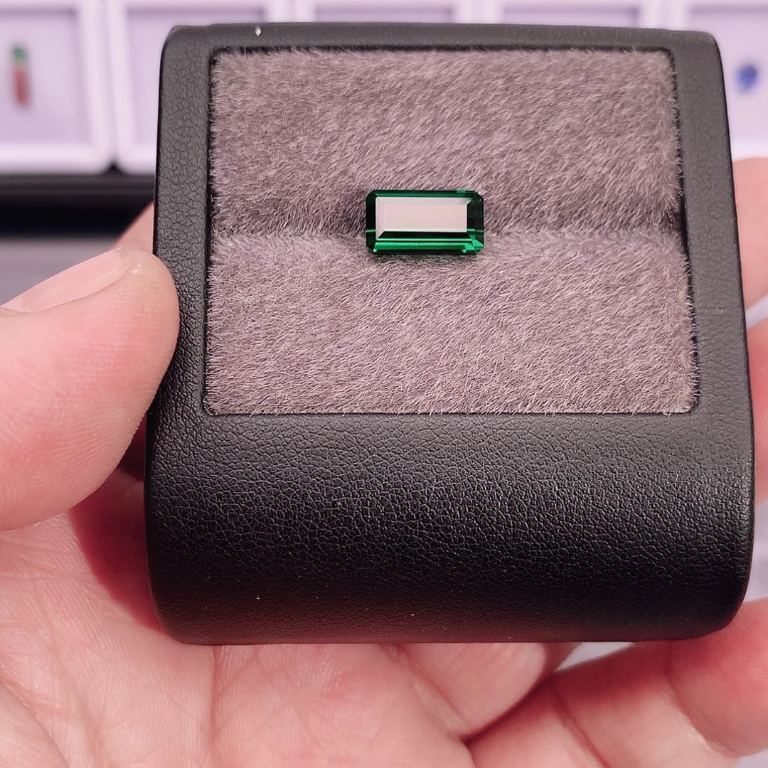 碧玺未镶嵌珠宝半成品3.96克拉晶体干净