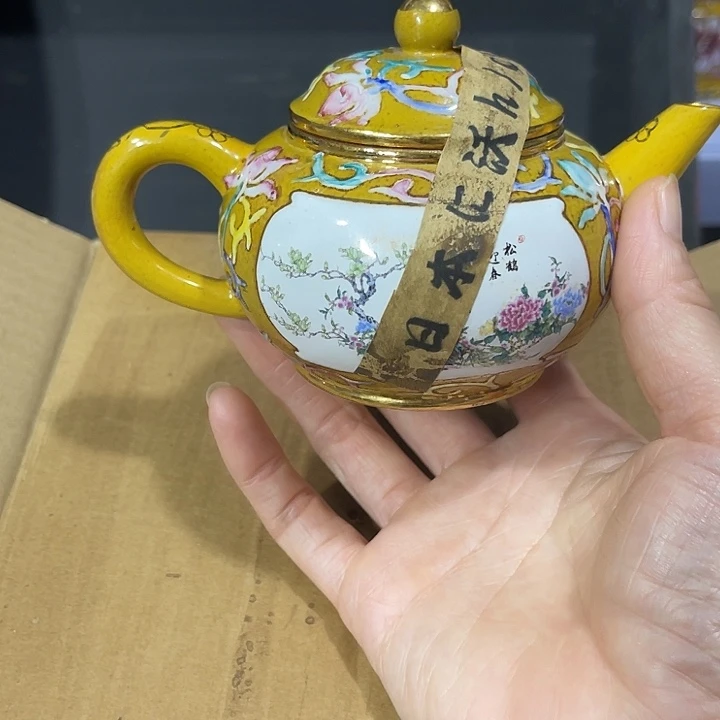 茶壶紫泥原矿泥料手工制作的一把紫砂壶。