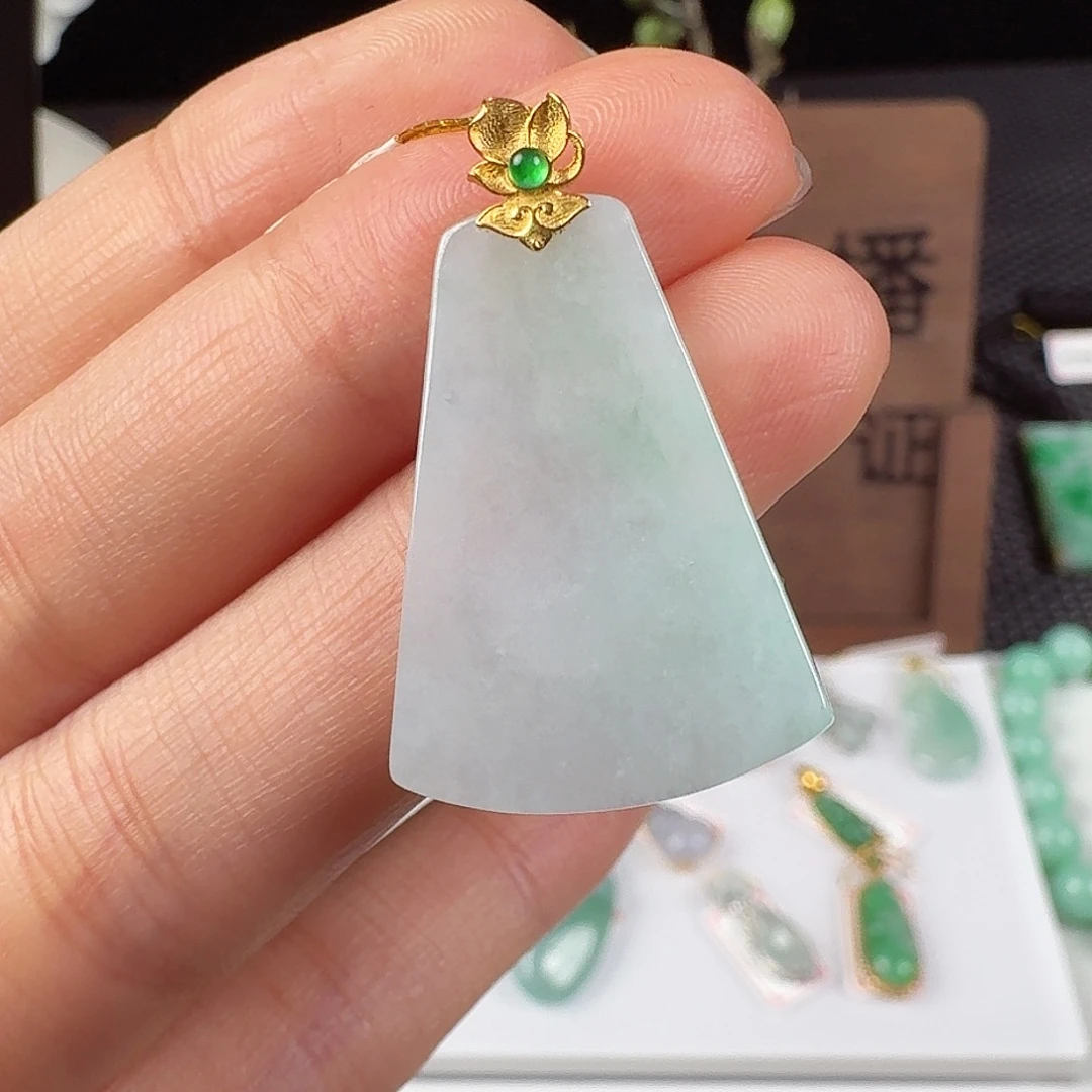 翡翠18K金镶嵌颈饰
