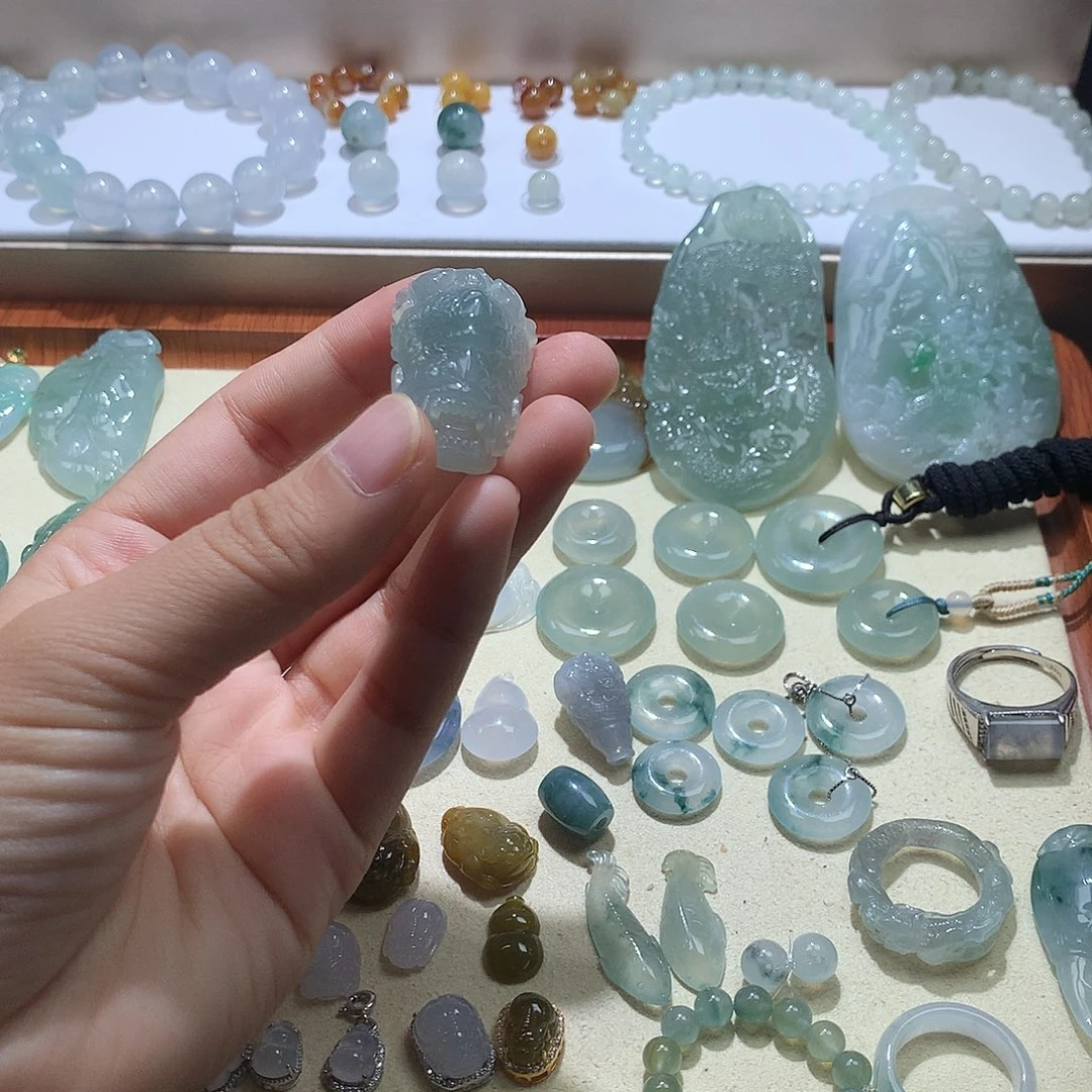 翡翠未镶嵌颈饰龙头