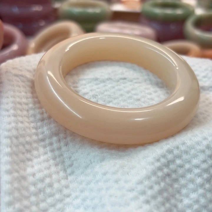 暴***”石英岩玉未镶嵌手镯