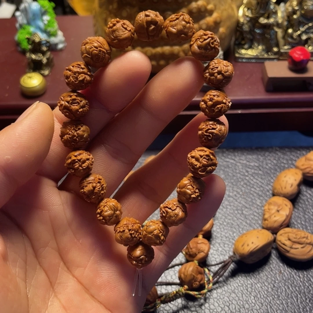 龙纹桃核雕刻荷叶财神