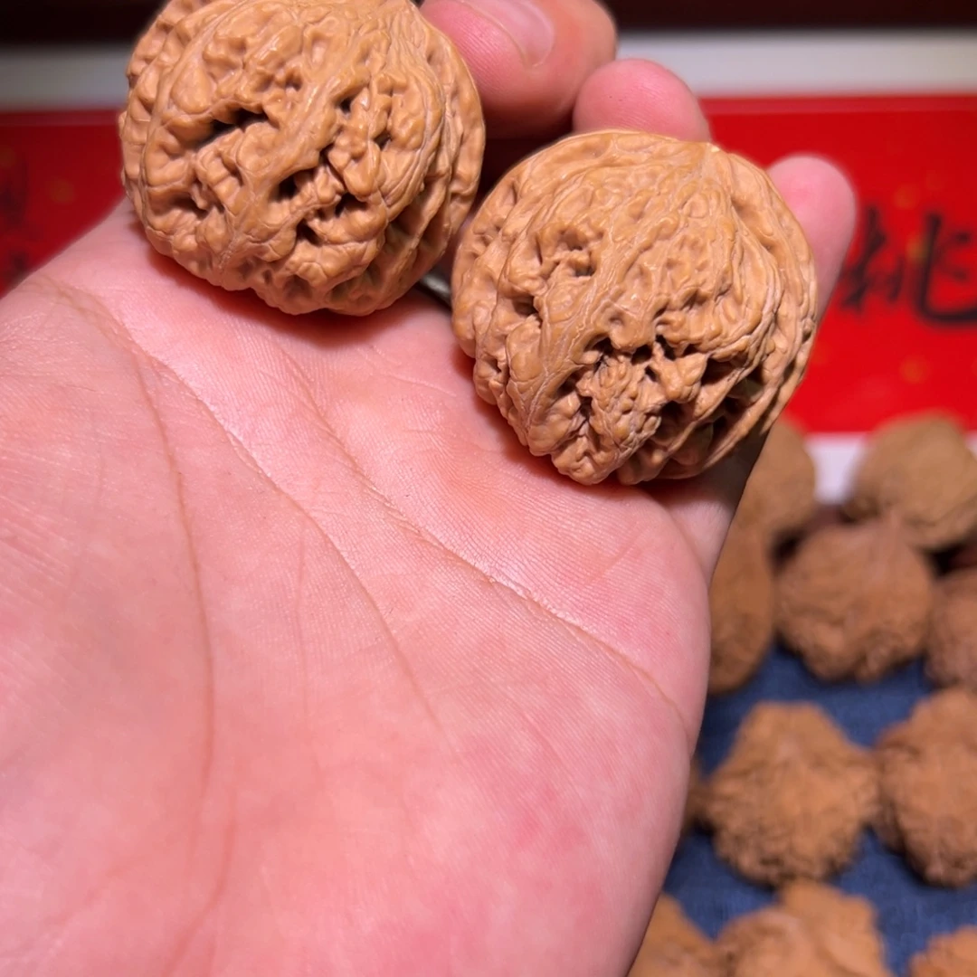 文玩核桃吊坠40粗筋一对，一只尖部浮黄，福利大漏不退不换