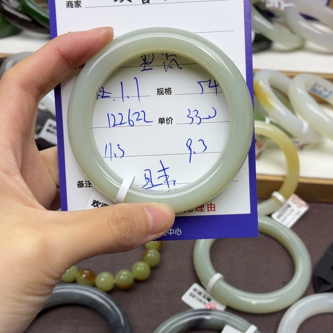 梵***昕和田玉未镶嵌手镯