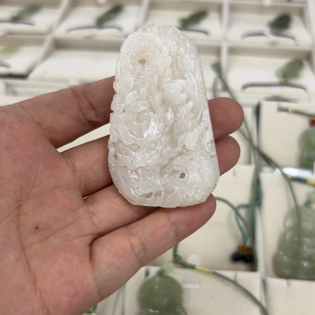 和田玉未镶嵌颈饰懒*洋藕粉龙牌