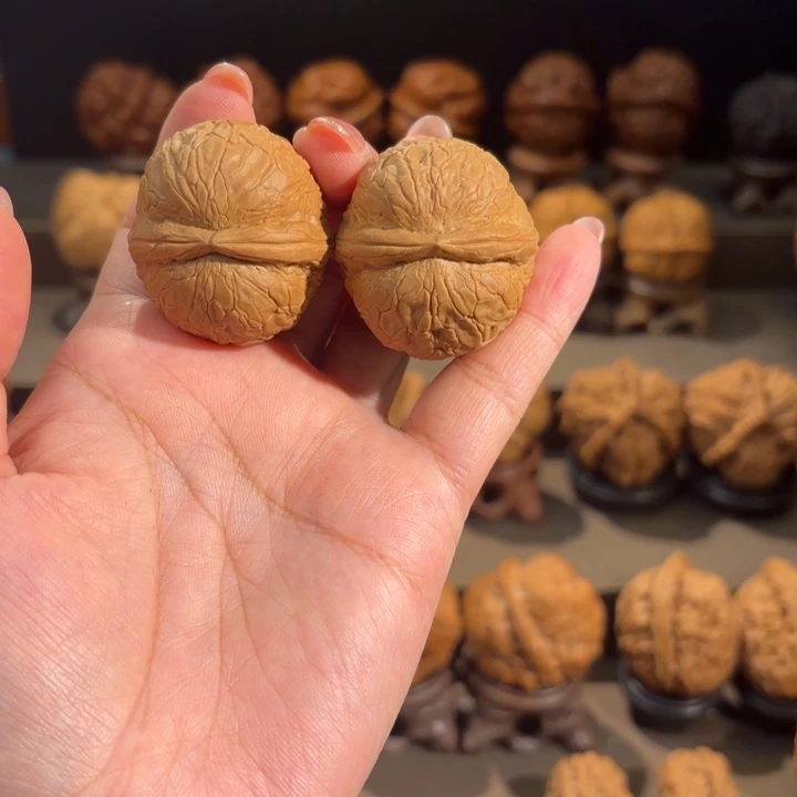 文玩核桃把件慎*?金丹绣球