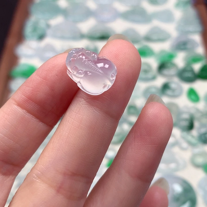 翡翠未镶嵌颈饰冰种貔貅