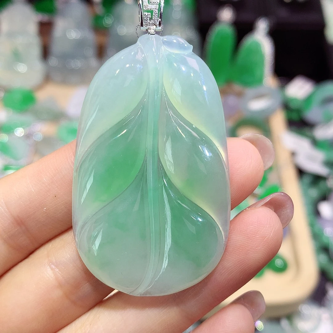 翡翠18K金镶嵌颈饰叶