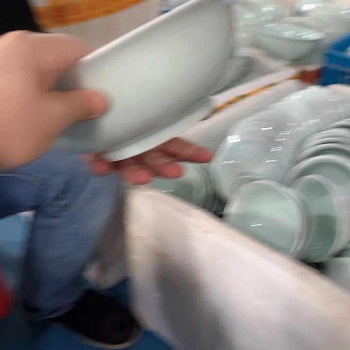 白瓷青瓷八寸大汤碗两个，微瑕处理包邮