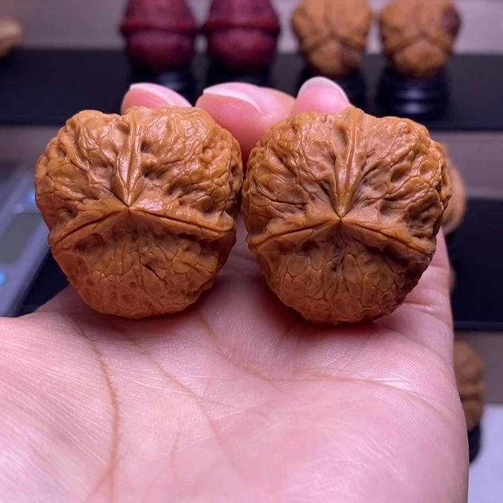 文玩核桃把件红宝石三楞7
