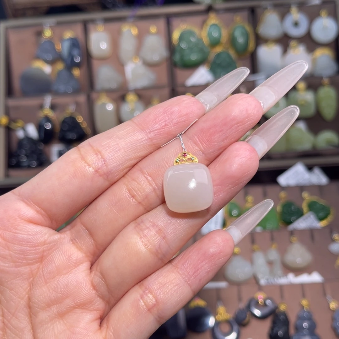 田****吊坠(赠链)18K金镶嵌和田玉