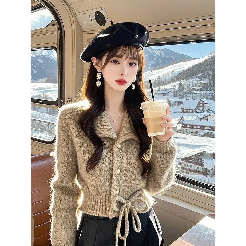 精致独特超好看燕麦色韩系淑女风软糯外穿翻领针织慵懒风上衣