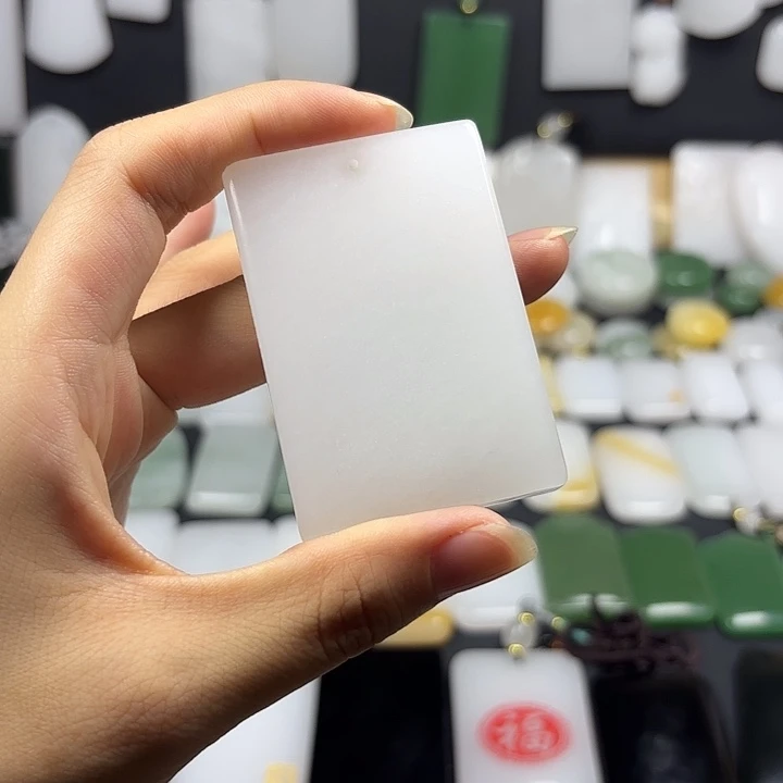 颈饰未镶嵌石英岩玉