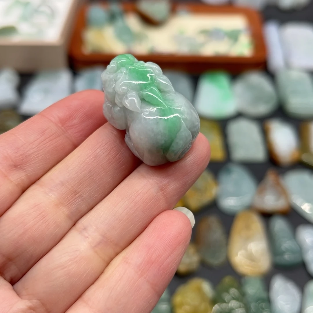 翡翠未镶嵌颈饰貔貅