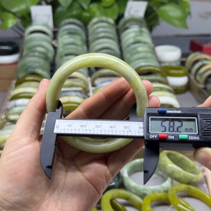 蛇纹石玉未镶嵌手镯54