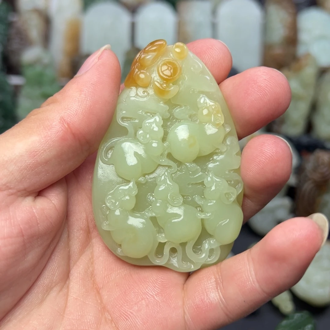 和田玉未镶嵌把件