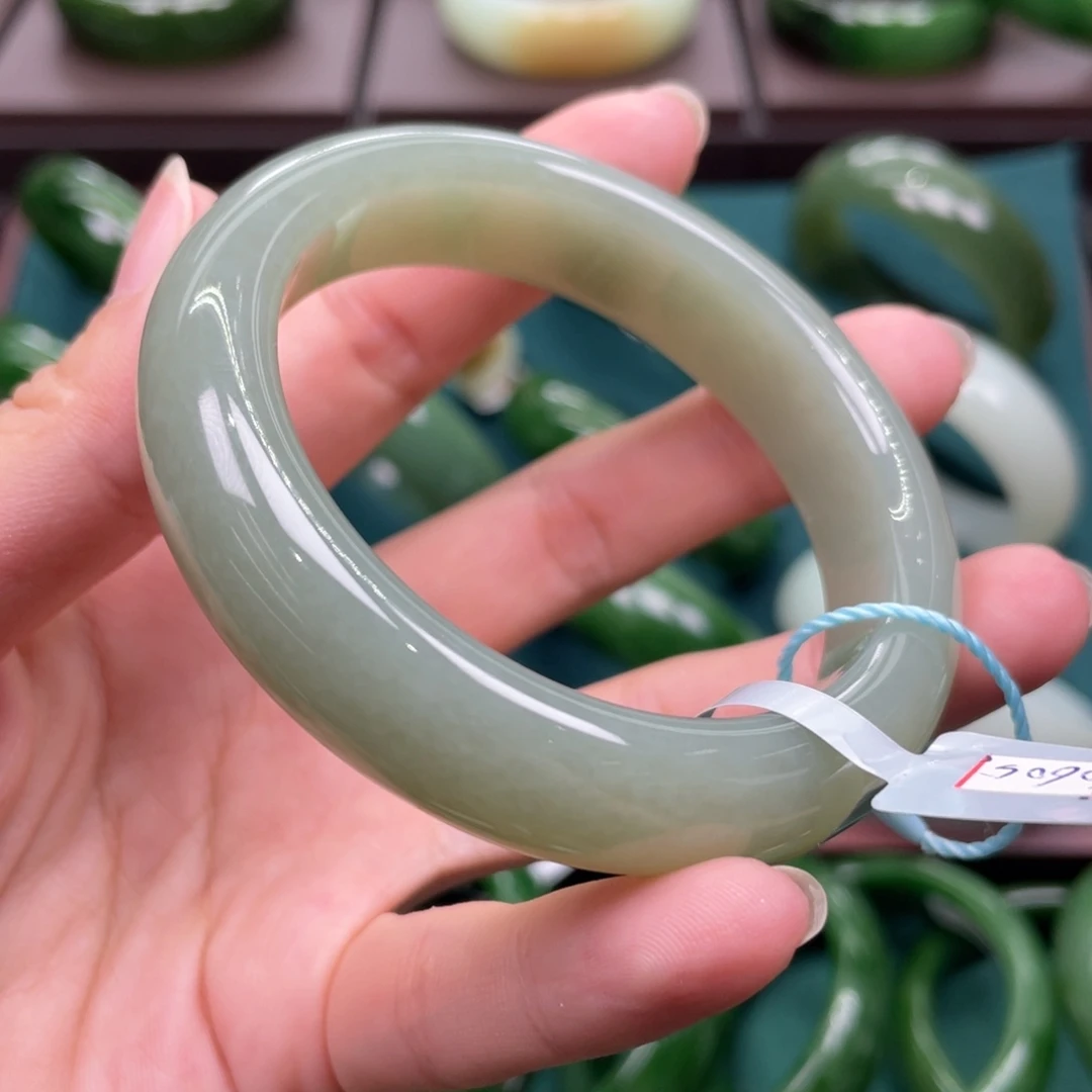 和田玉未镶嵌手镯5556