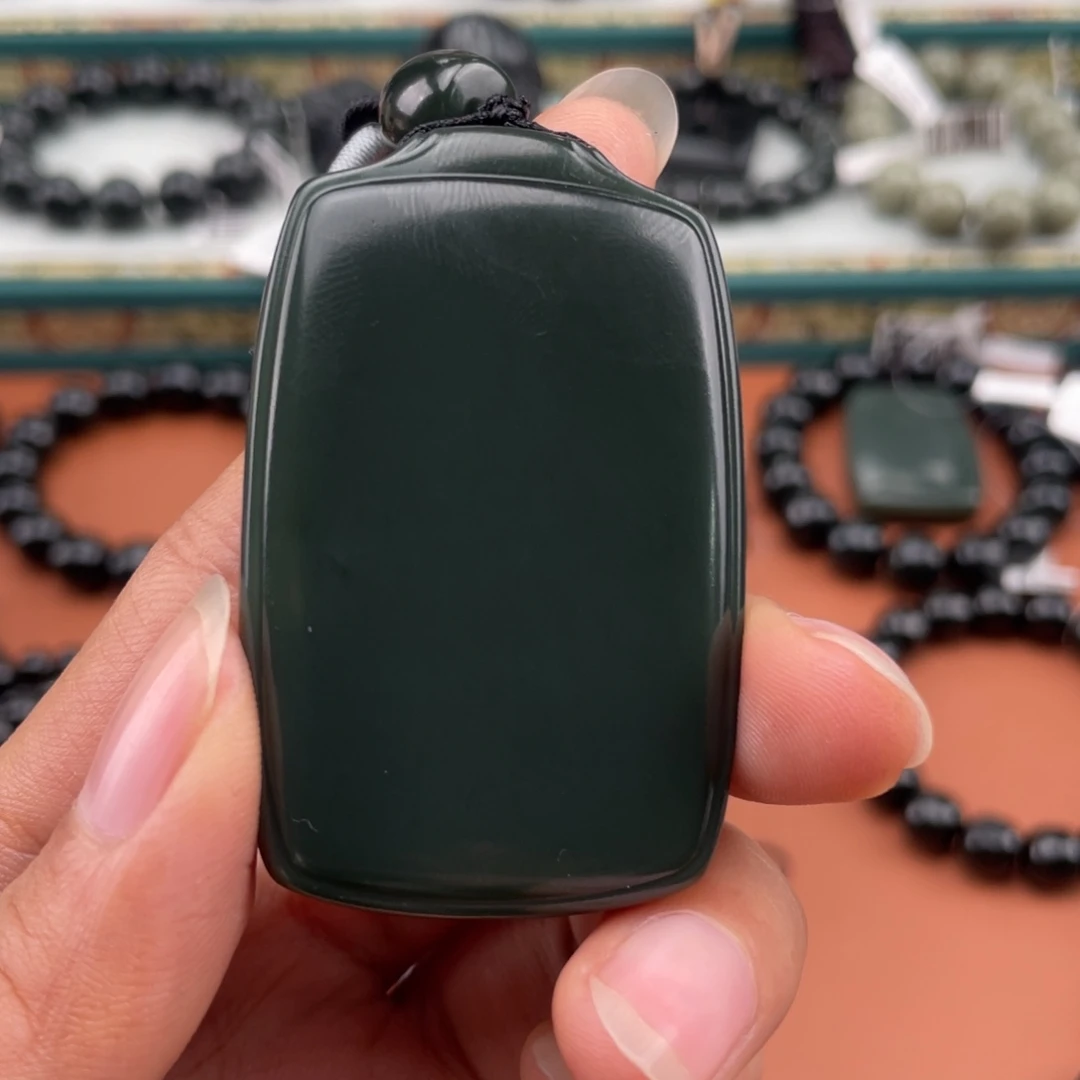 往***烟和田玉未镶嵌颈饰