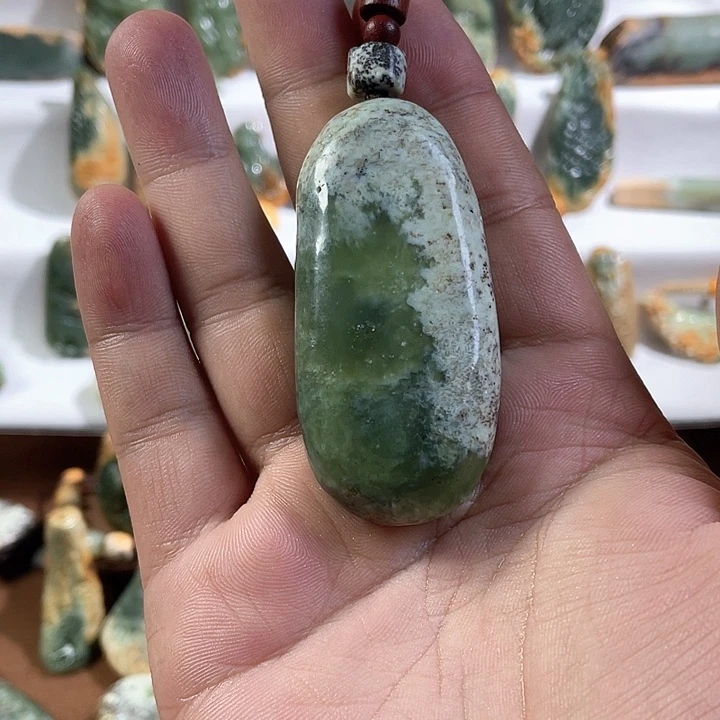 颈饰未镶嵌岫岩老玉（透闪石质玉）