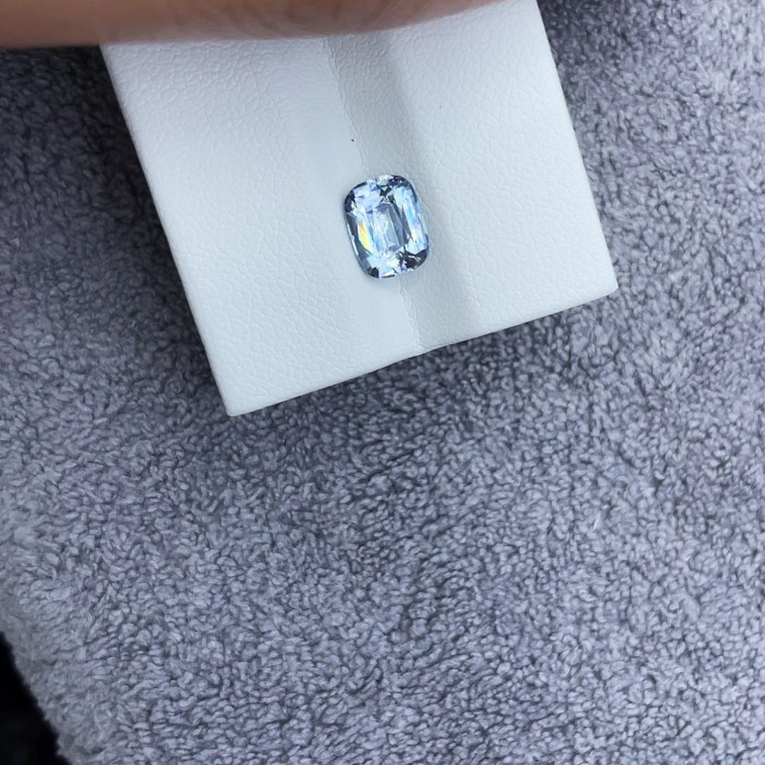 用***6未镶嵌天然锆石裸石1.84Ct。