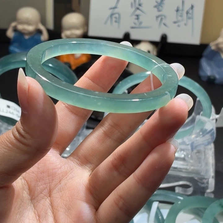 翡翠未镶嵌手镯冰绿方条