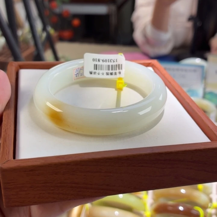 和田玉未镶嵌手镯贵妃糖白。26