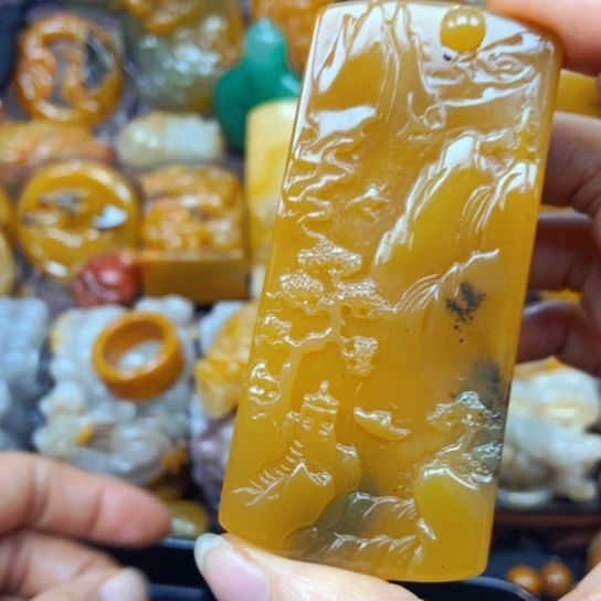 石英质玉（黄龙玉）未镶嵌颈饰