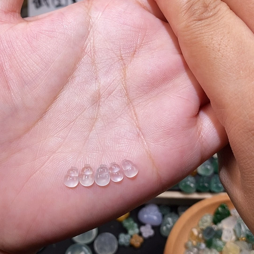 Z***.翡翠未镶嵌颈饰高冰玻迷你葫芦