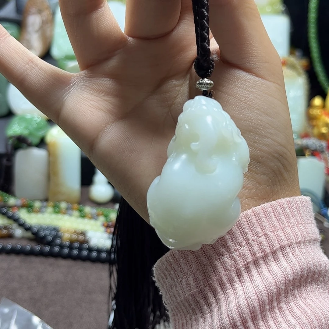 叼***了颈饰未镶嵌和田玉