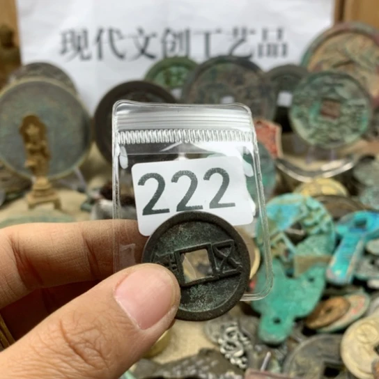 铜知***人现代文创工艺品