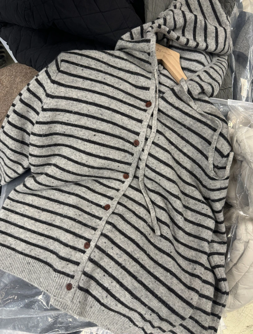 刘一一条纹带帽羊毛衫