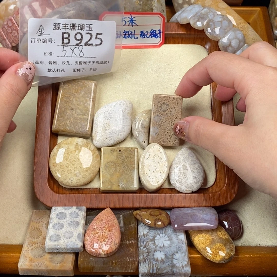 金****未镶嵌颈饰硅化玉