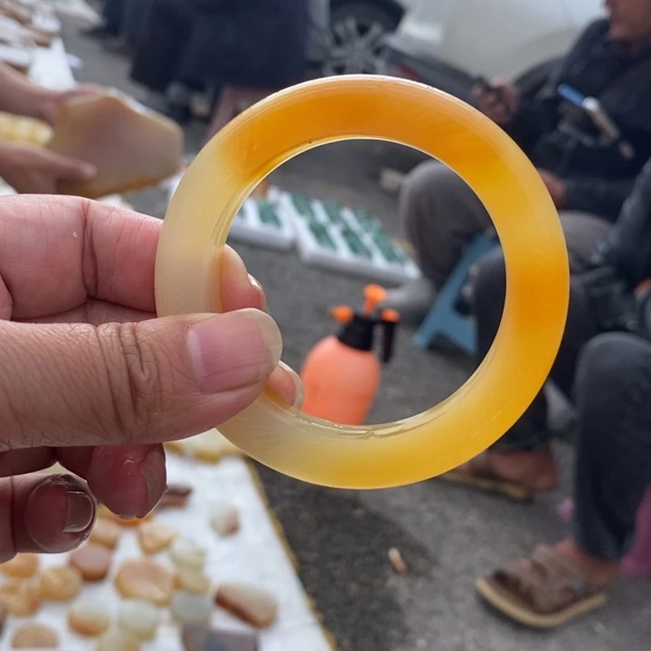 石英质玉（黄龙玉）未镶嵌颈饰